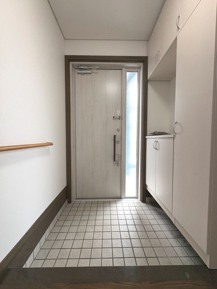 シューズボックスを設置した玄関。ご家族みんなの履物がすっきり収納できます。