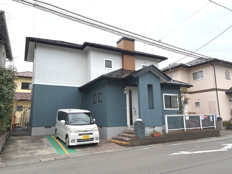 バス停徒歩1分で駅へのアクセスに便利!並列2台駐車可能なカースペースを完備しております。