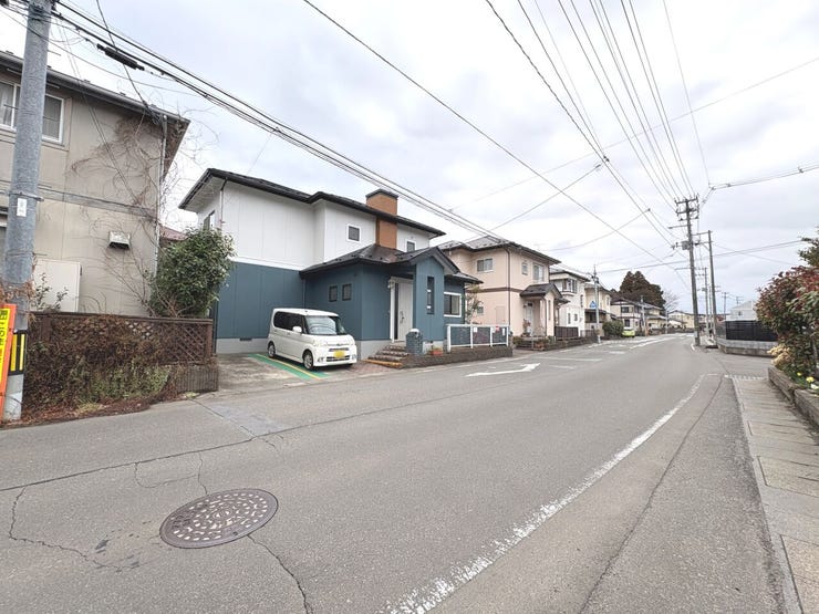 前面道路は片側一車線です。カーブミラーがあるので駐車や発進時でも安心です。