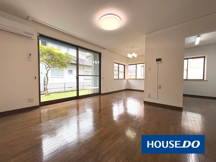 【リビング】
南向きのお庭に面したリビング空間。ドッグランや家庭菜園を楽しむご家族を室内から確認できます♪