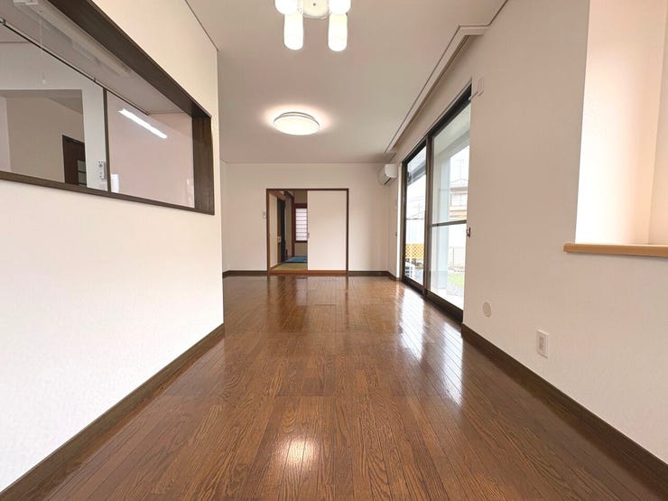 リビング収納を完備しており、荷物の収納にも便利です。