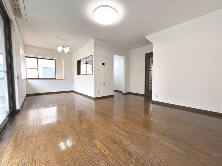 出窓を設置したリビングは明るい光をたっぷり取り込むことができ開放的な空間です!