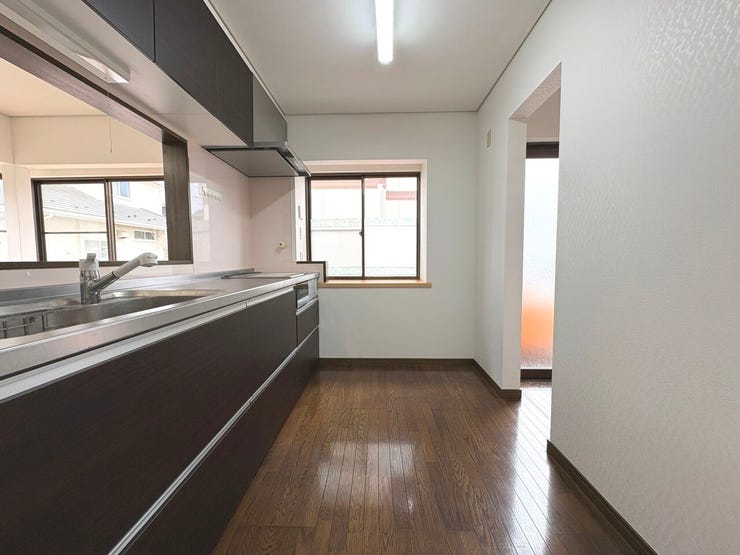 吊戸棚式のキッチンで調理用品や食品がすっきり保管できるのが嬉しいポイントです!