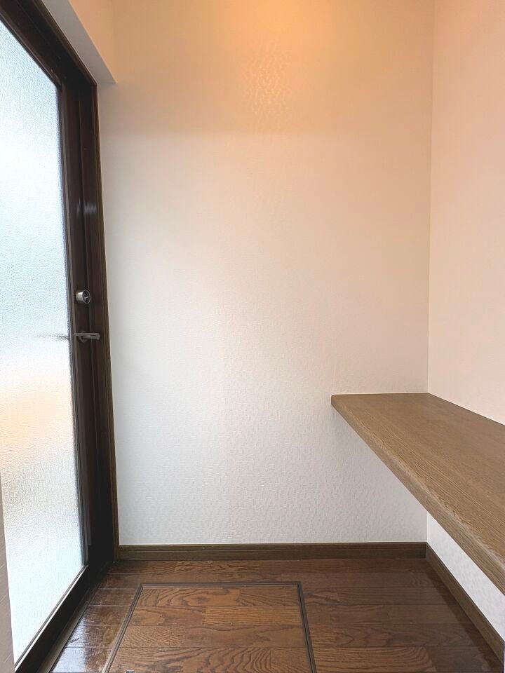 キッチン後ろにはカウンターと勝手口が設置されております。ゴミ出しや物置に便利ですね♪