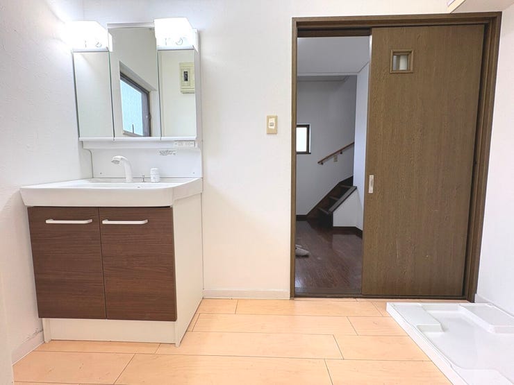 三面鏡の洗面化粧台で収納豊富!洗濯機置き場横には収納スペースもございます。