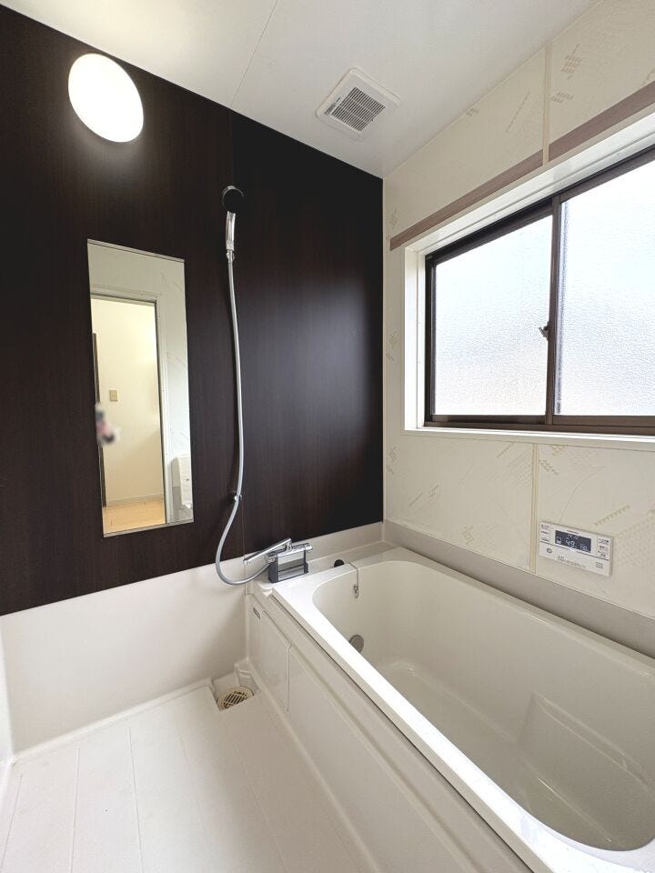 カビ対策に有効な窓付きの浴室です。足を伸ばしてゆったりお湯に浸かれる浴槽で疲れをリフレッシュ!