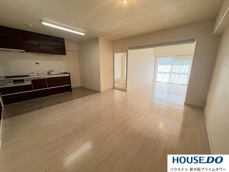 2017年3月にシステムキッチン新調済みです♪13帖の広々としたリビングです♪