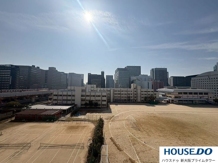 バルコニーは高校のグラウンドに面しています♪日当たり良好◎