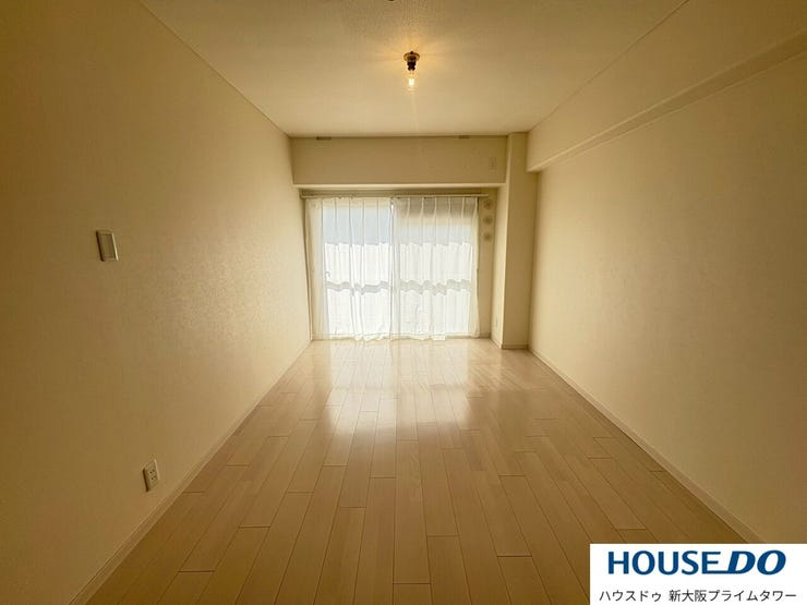 南向きのバルコニーに面した洋室です♪