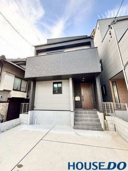 【外観】
シンプルでモダンな外観が印象的な一戸建てです♪大きな窓と明るいグレーの外壁が、洗練された雰囲気を醸し出しています♪