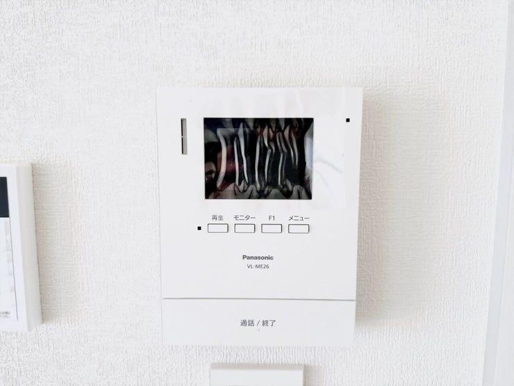 来客時に便利なTVモニター付きインターホン!お子様のお留守番にも安心です♪ 訪問者の顔や様子を室内からしっかり確認してから応対できるため、不審な勧誘や突然の来客にも落ち着いて対応できます。