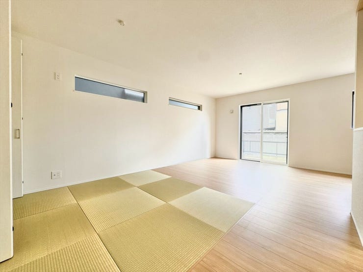 南向きのリビングは陽当たりも良く、室内の隅々まで明るい光が差し込みます。心地よい開放感に包まれながら、家族の笑顔が自然とあふれるかけがえのない団らんのひと時をゆったりとお過ごしいただけます。