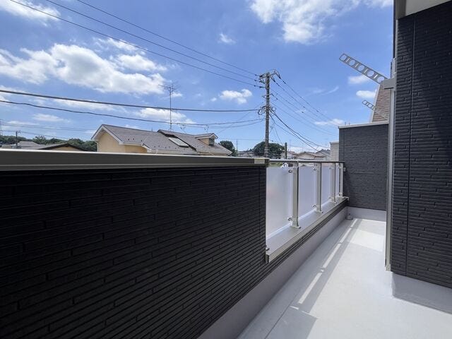 バルコニー:7帖と5.7帖のお部屋から出入りできる南向きのバルコニーです。晴れた日は気持ちよくお洗濯を干すことができそうですね。