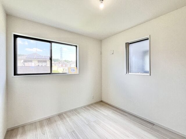 5.2帖洋室:北側にあるお部屋ですが、たっぷりと日差しが降り注ぐので明るい空間になっています。プライベートの時間も気持ちよく過ごすことができます。