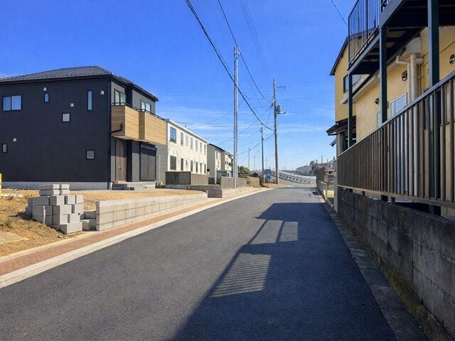 【南東側 前面道路】幅員約4mの前面道路です。車がすれ違うには厳しい道幅ですが、車はスピードを抑えて走行するので、お子様にも安全な道幅となっています。