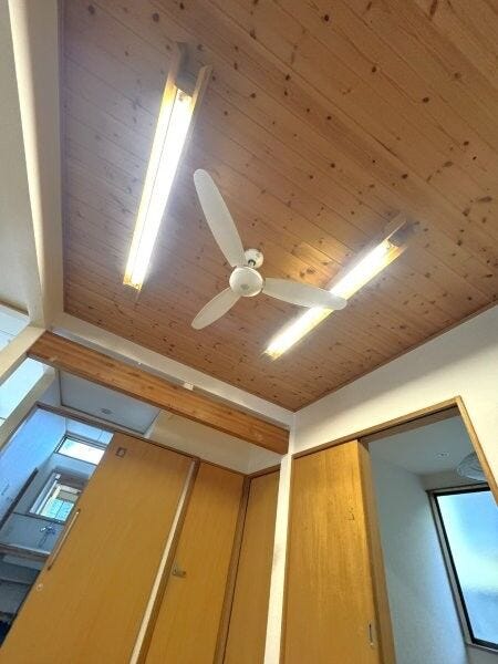 天井ファン付きで空気をやさしく循環。
冷暖房効率も高まり、快適な室内環境を保てますね♪