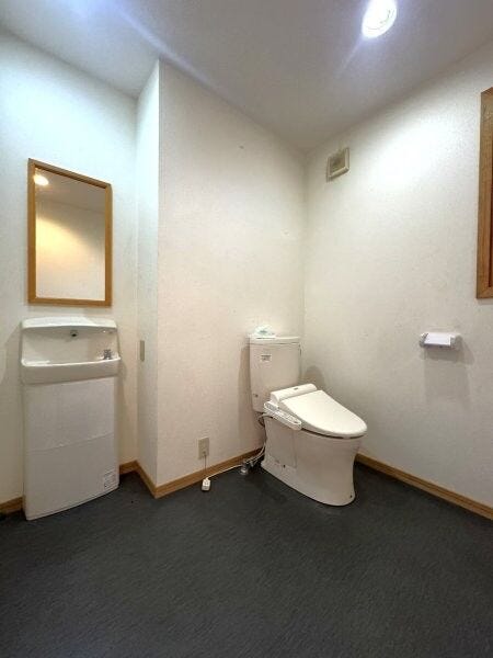 1階の手洗器付きのトイレです!