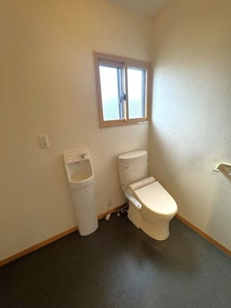 2階の手洗器付きのトイレです!