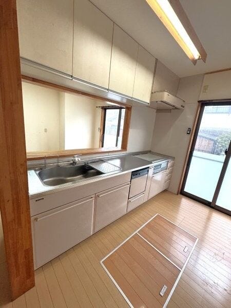 対面キッチンなのでお料理を運ぶ動線が短く便利ですね!