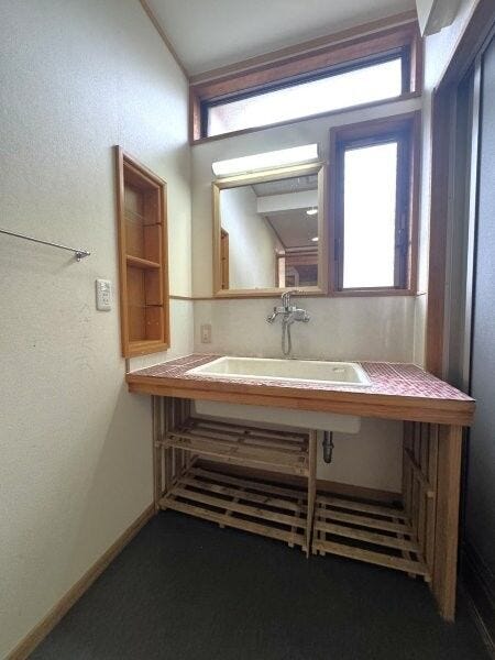 壁には棚があり、小物が置けそうですね♪