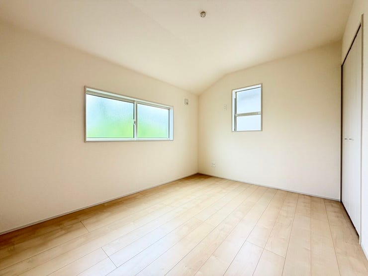 ◎洋室:1号棟(6/23撮影)
北向きのお部屋は日差しが少ない分、夜間も日中も快適な気温で過ごせます。壁紙が日焼けする心配もなく、長く綺麗に保てます◎