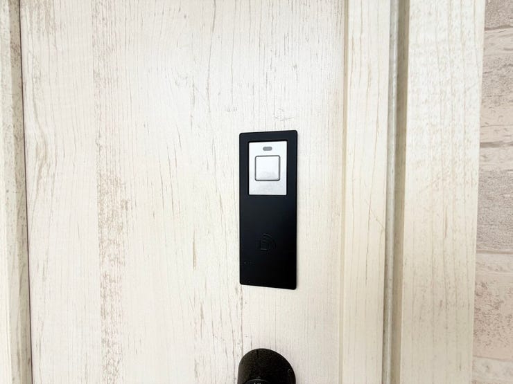 ◎電子キー:1号棟(6/23撮影)
玄関ドアは電子キー搭載です。お子様を抱っこしていたり、手荷物が多かったり、両手が使えない時でも、簡単に開けられるので便利です!
