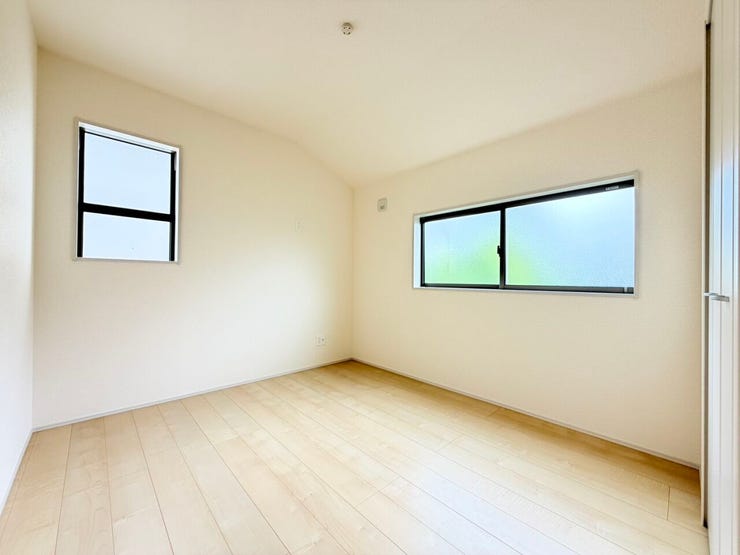 ◎洋室:2号棟(6/23撮影)
北向きのお部屋は日差しが少ない分、夜間も日中も快適な気温で過ごせます。壁紙が日焼けする心配もなく、長く綺麗に保てます◎