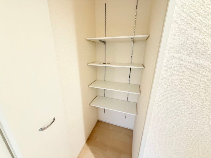 ◎収納:2号棟(6/23撮影)
洗面所前には可動棚付収納が!
折戸扉の収納になっているので、スッキリした印象に。