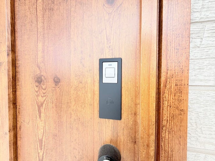 ◎電子キー:2号棟(6/23撮影)
玄関ドアは電子キー搭載です。お子様を抱っこしていたり、手荷物が多かったり、両手が使えない時でも、簡単に開けられるので便利です!