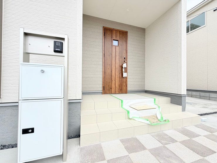 ◎宅配ボックス:2号棟(6/23撮影)
玄関部分には宅配ボックス付!不在時でも荷物を受け取れる便利なアイテムです!