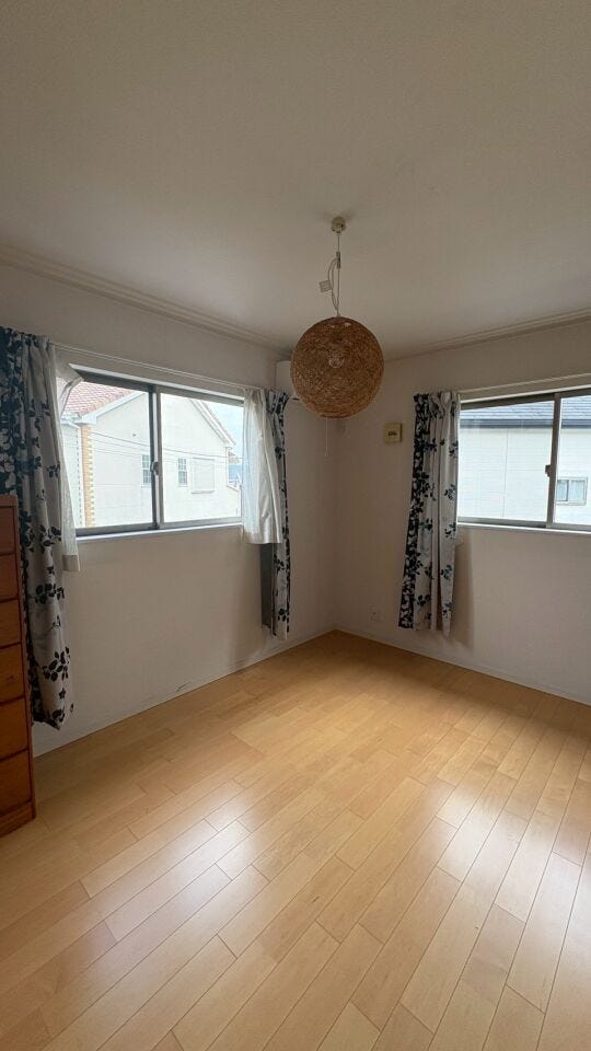 大きな窓から朝日が差し込み、目覚めのよい1日が迎えられそうです◎