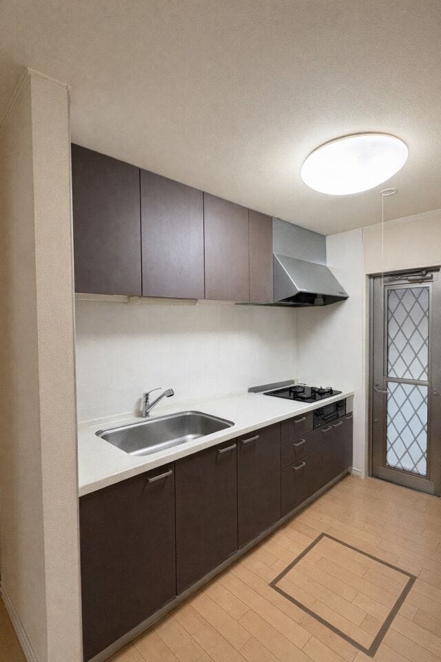 上部にも収納があり食器等を収納できます◎