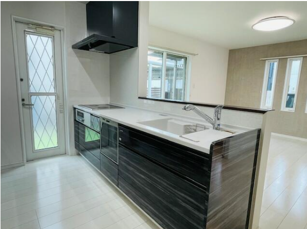 リビング全体を見回せる広々としたキッチンです!