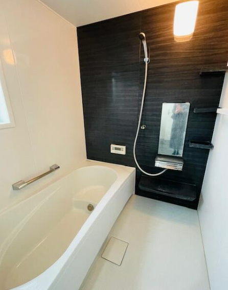 統一感のある色合いで、疲れた体をしっかり癒す広々とした浴室です!