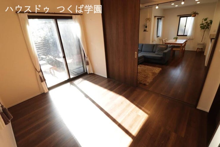 掃き出し窓からウリン材のウッドデッキに出ることでアウトドアリビングとして利用可能♪(一部床補強済み)