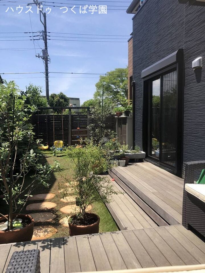 ウリン材を使用したL型ウッドデッキ・フェンス(高さ1.8m)はメンテナンスフリーとも言われる耐久性です♪