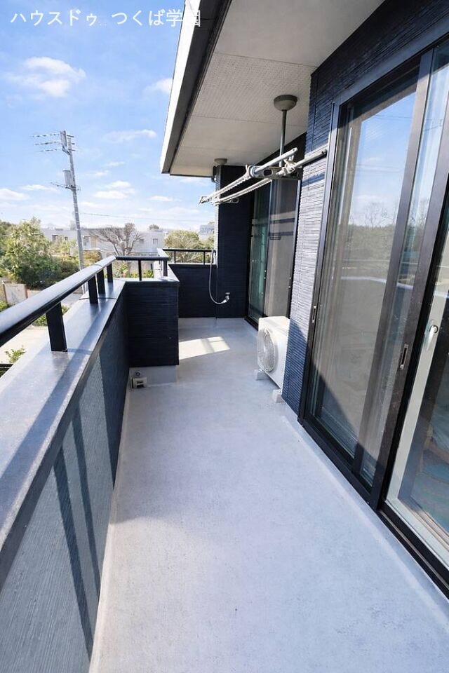 南向きの日当たり良いバルコニーです。(水道付き)角地ならではの眺望は癒しの空間です♪