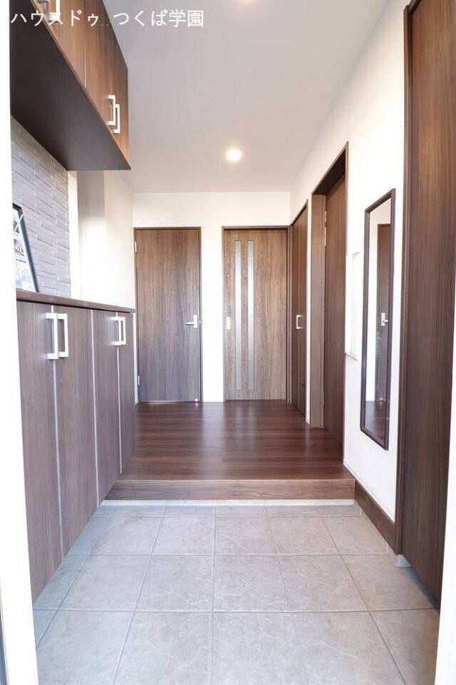 消臭効果のあるエコカラットを採用している収納たっぷりな玄関スペースです♪