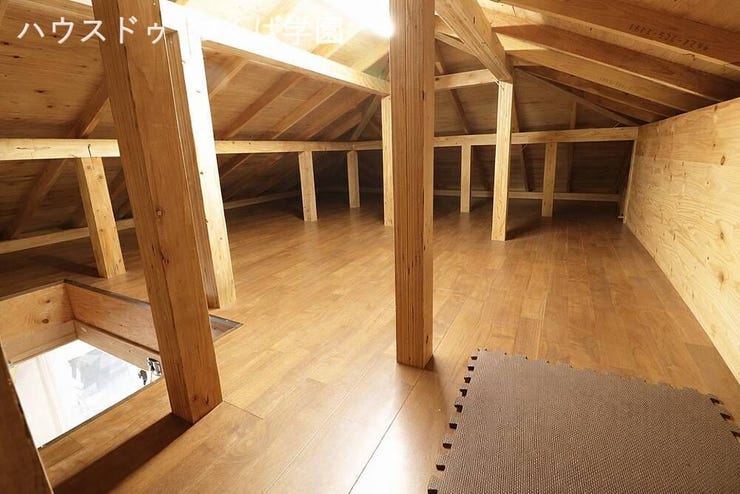 屋根裏収納も付いておりますので季節物を保管可能です♪