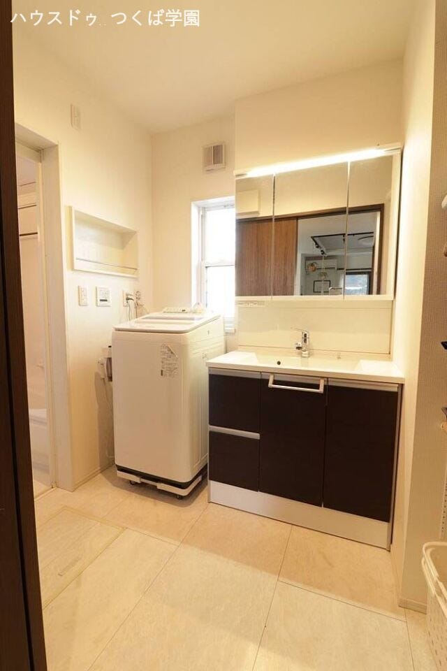 リネンスペース、三面鏡、床下など収納豊富な洗面室です♪