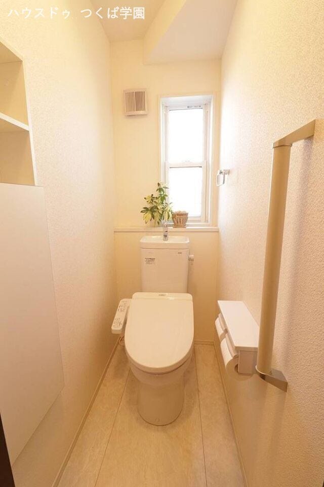 白を基調とした明るいトイレスペースです。(収納付き)