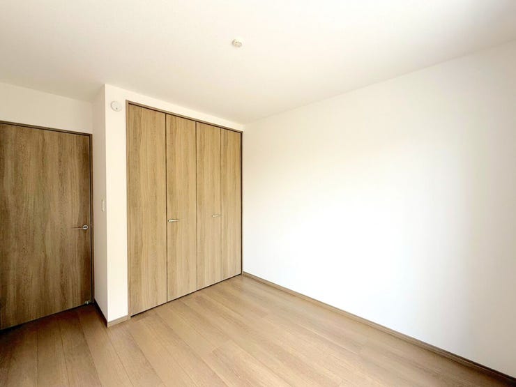 【洋室】
家族構成やライフスタイルに合わせて使い方を変えることができます。
また24時間換気システムがついており、いつでも新鮮な空気を取り入れることができる+外から菌・汚染物質などが入りにくい!