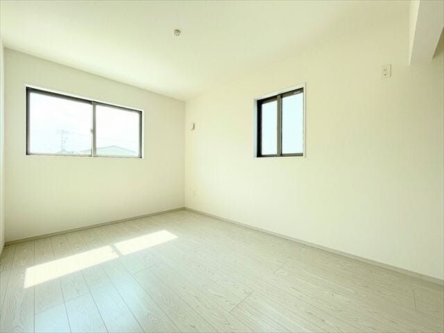 2面採光で明るい洋室。
寝室や子ども部屋として使いやすい一室です。