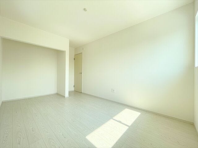 壁が白いのでプロジェクターを設置して映画やYouTubeなど楽しめます♪
部屋がおしゃれなシアタールームのように変身◎