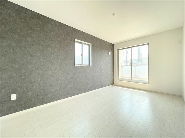 アクセントクロスで、
お部屋に落着き感のある大人の空間を演出。
外からの採光を取り入れることが出来るデザイン性の高い空間です。