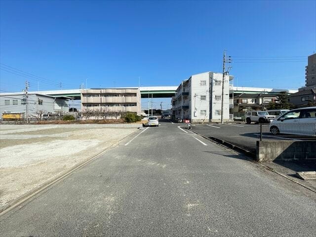 幅員約6mの前面道路です。車の出し入れもしやすく、また配達などの車が停まっていても通行出来る道幅となっています。