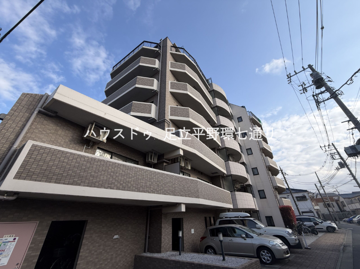 【外観】
重厚感あるタイル貼り外観。存在感のある佇まいが魅力のマンション。