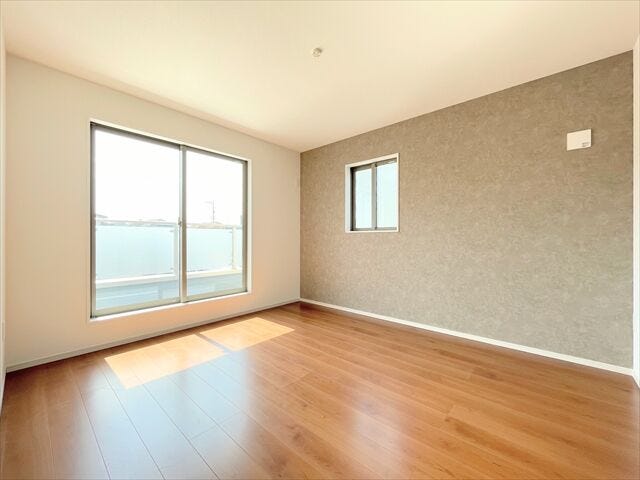2面採光で明るい洋室。
寝室や子ども部屋として使いやすい一室です。