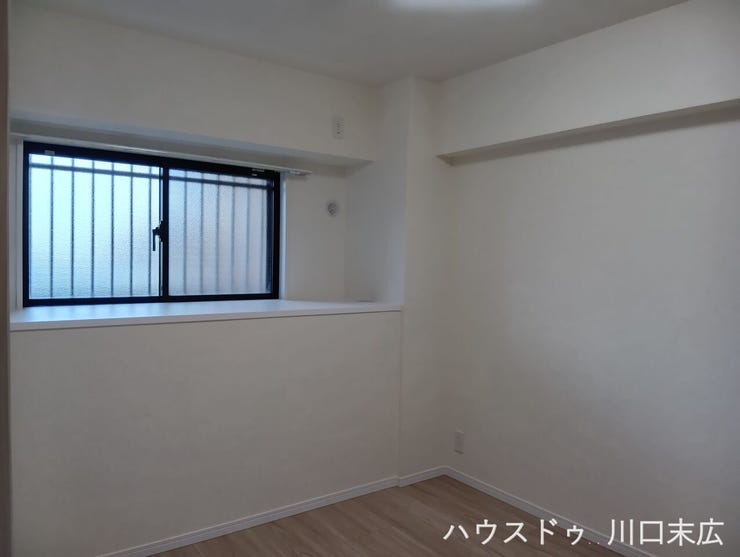 シンプルなクロスで仕上げられた洋室。多様なインテリアに馴染みやすいプレーンな空間で、寝室やワークスペースなど、ライフスタイルに合わせた活用が可能です。