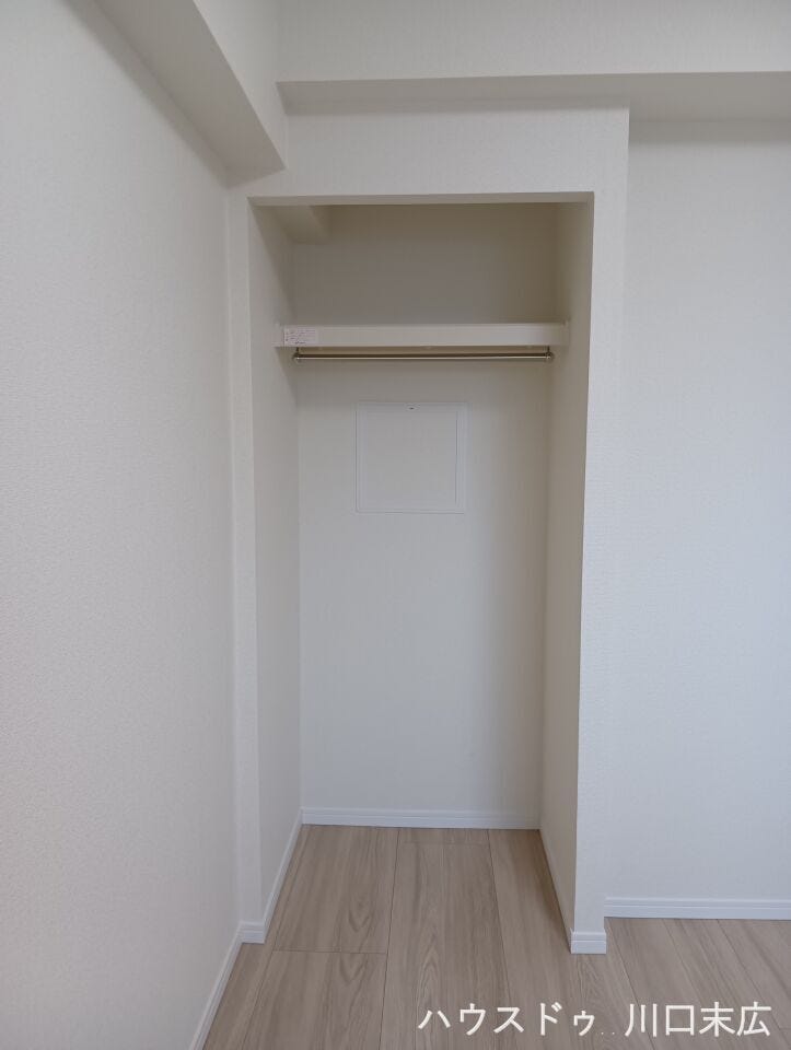 ハンガーパイプと枕棚を備えたクローゼットを採用。衣類や小物を機能的に整理でき、お部屋の美観を損なうことなく効率的な収納を実現する実用的な設計です。